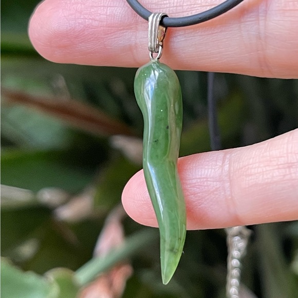 High quality natural spinach green nephrite jade horn pendant & black cord chain - Picture 3 of 6